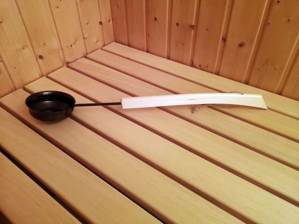 Aufgußkelle 0,2 l aus oxidiertem Stahl (schwarz) mit langem Holzgriff